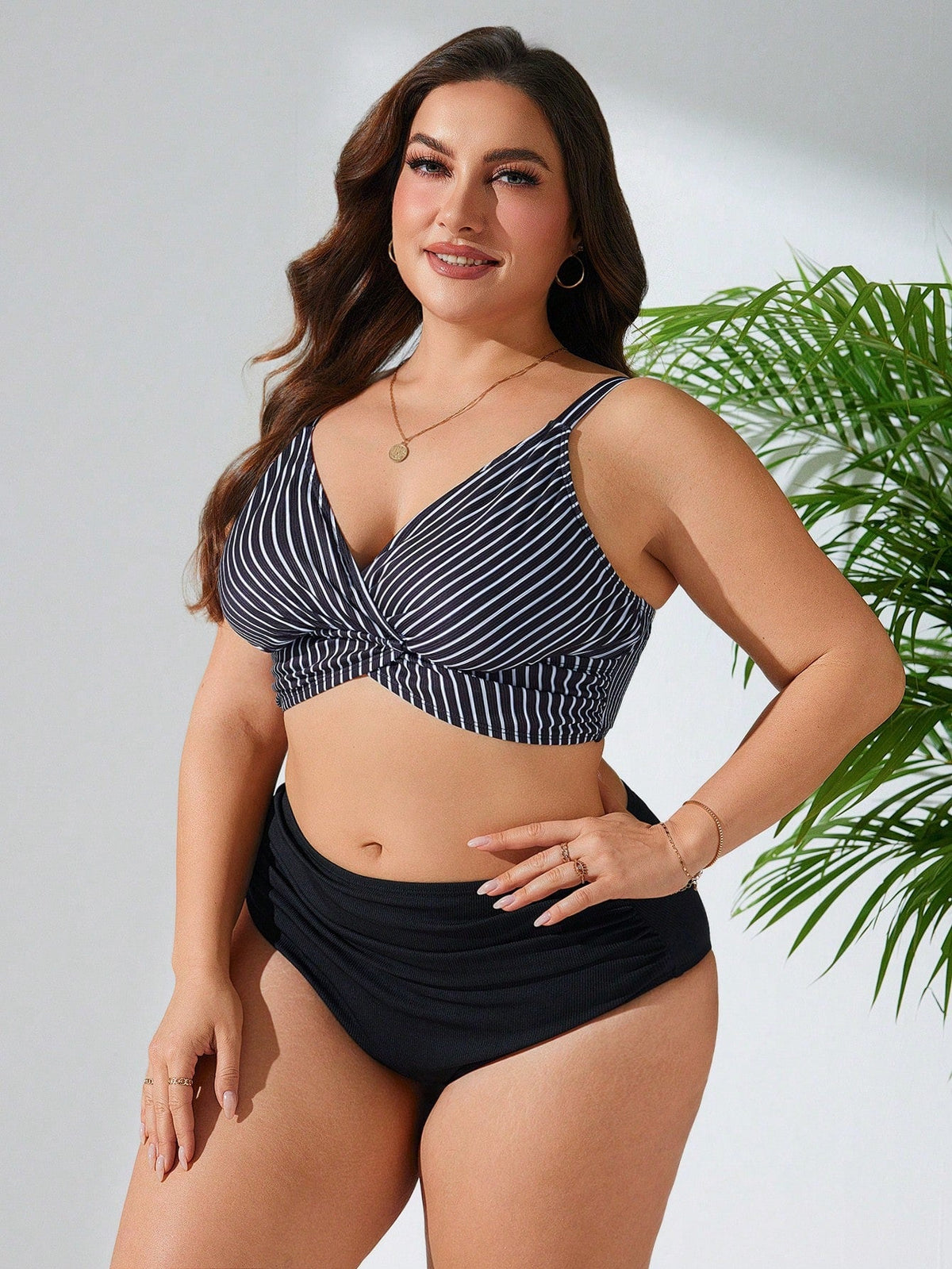 Biquíni Feminino com Top Listrado e Calcinha Cintura Alta - Marianne. Plus Size