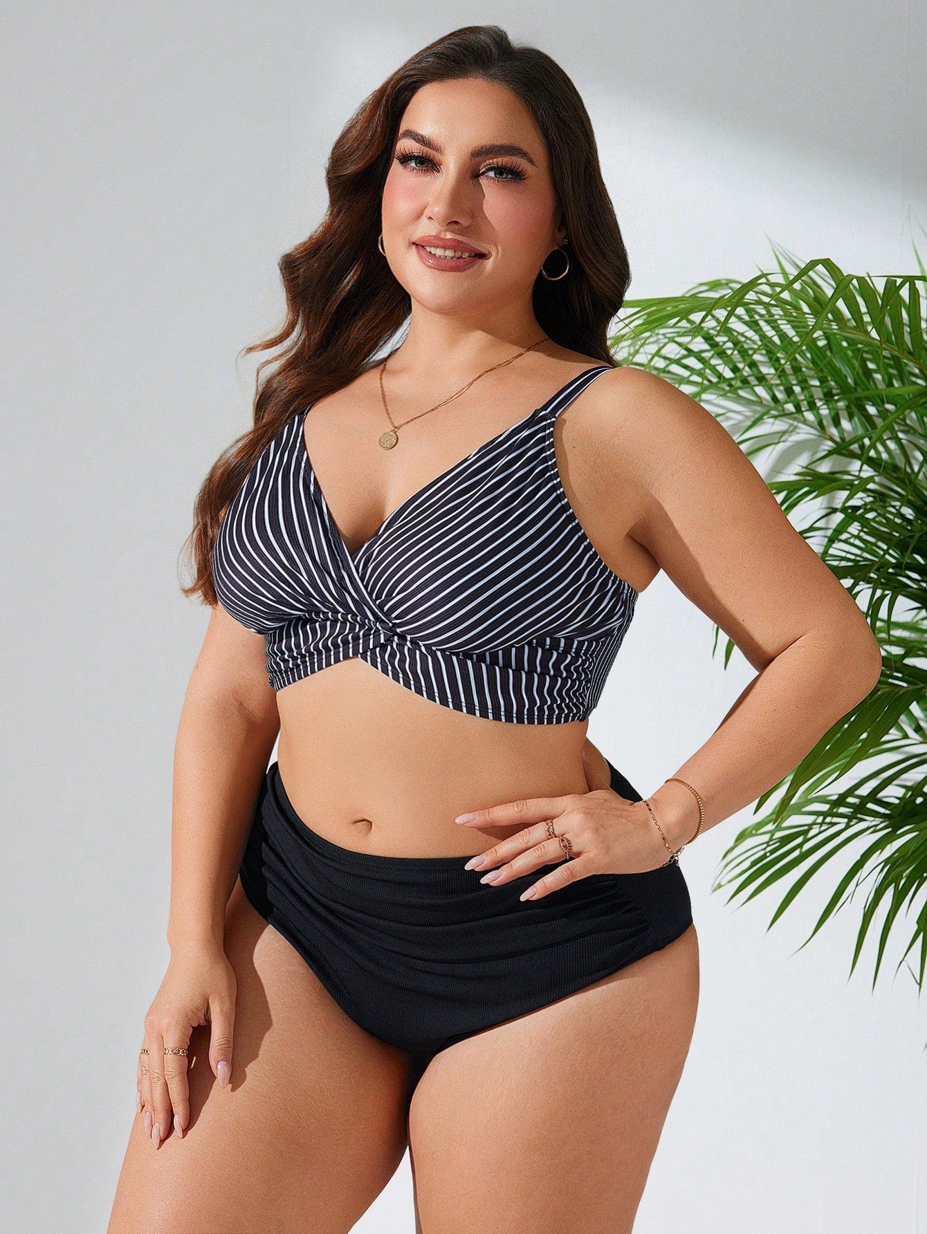 Biquíni Feminino com Top Listrado e Calcinha Cintura Alta - Marianne. Plus Size