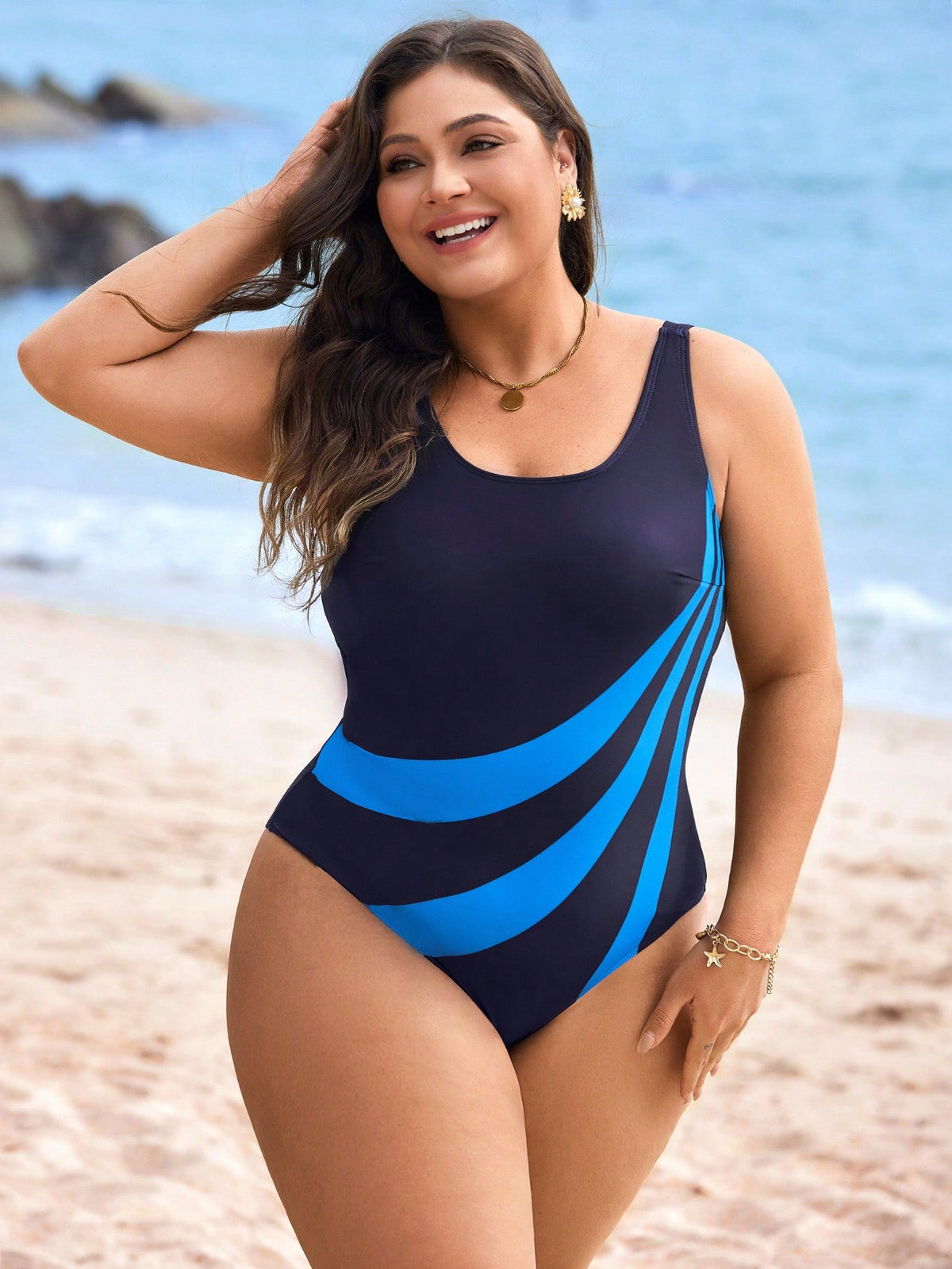 Maiô Feminino bicolor com decote U Camile. Plus Size