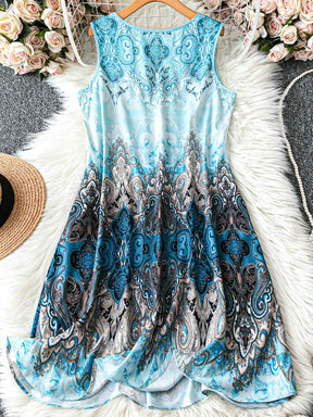 Vestido Feminino com estampa de plantas e detalhe na gola V Lilibeth. Plus Size