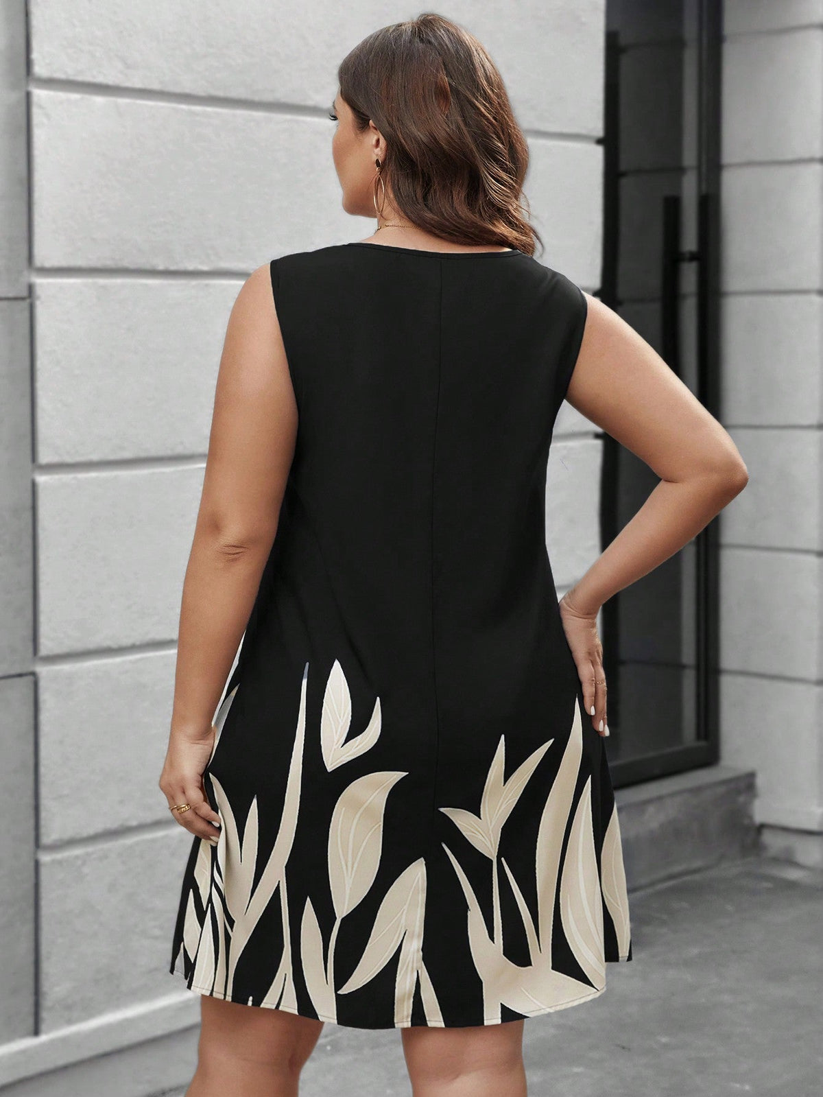Vestido Feminino com estampa de plantas e detalhe na gola V Lilibeth. Plus Size