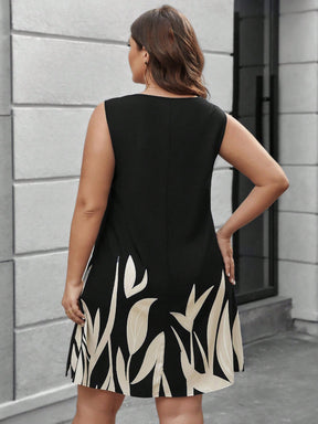 Vestido Feminino com estampa de plantas e detalhe na gola V Lilibeth. Plus Size