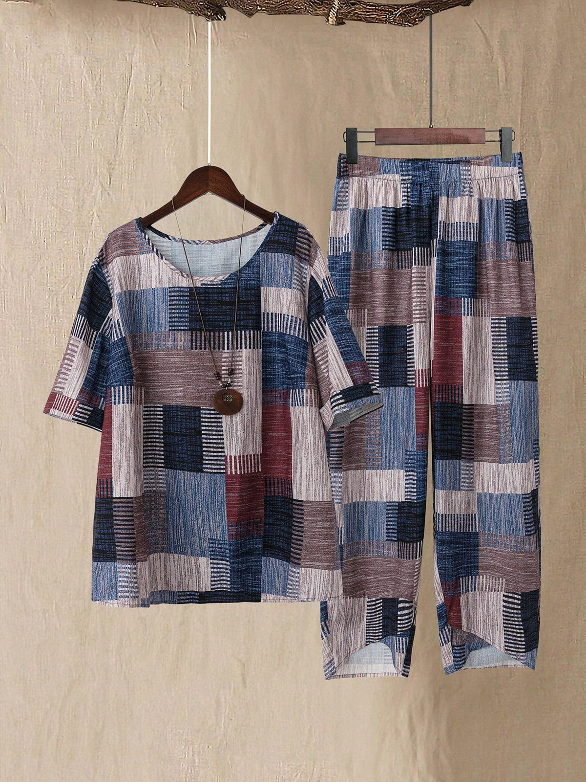 Conjunto feminino com estampa de retalhos Arelis. Plus Size