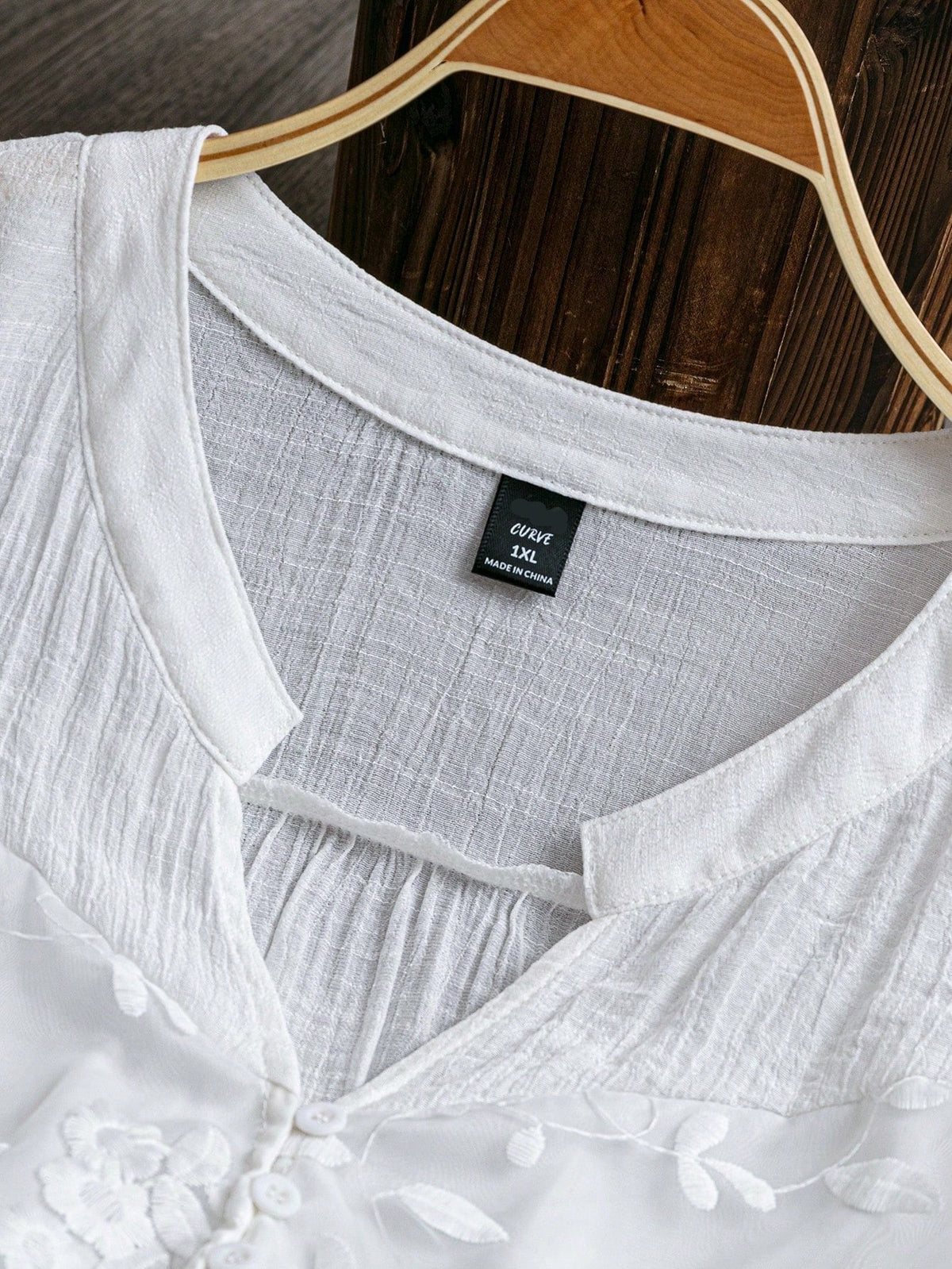 Camisa feminina branca casual com detalhes bordados e manga longa Alicia. Plus Size