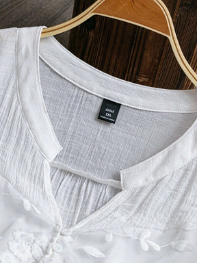 Camisa feminina branca casual com detalhes bordados e manga longa Alicia. Plus Size