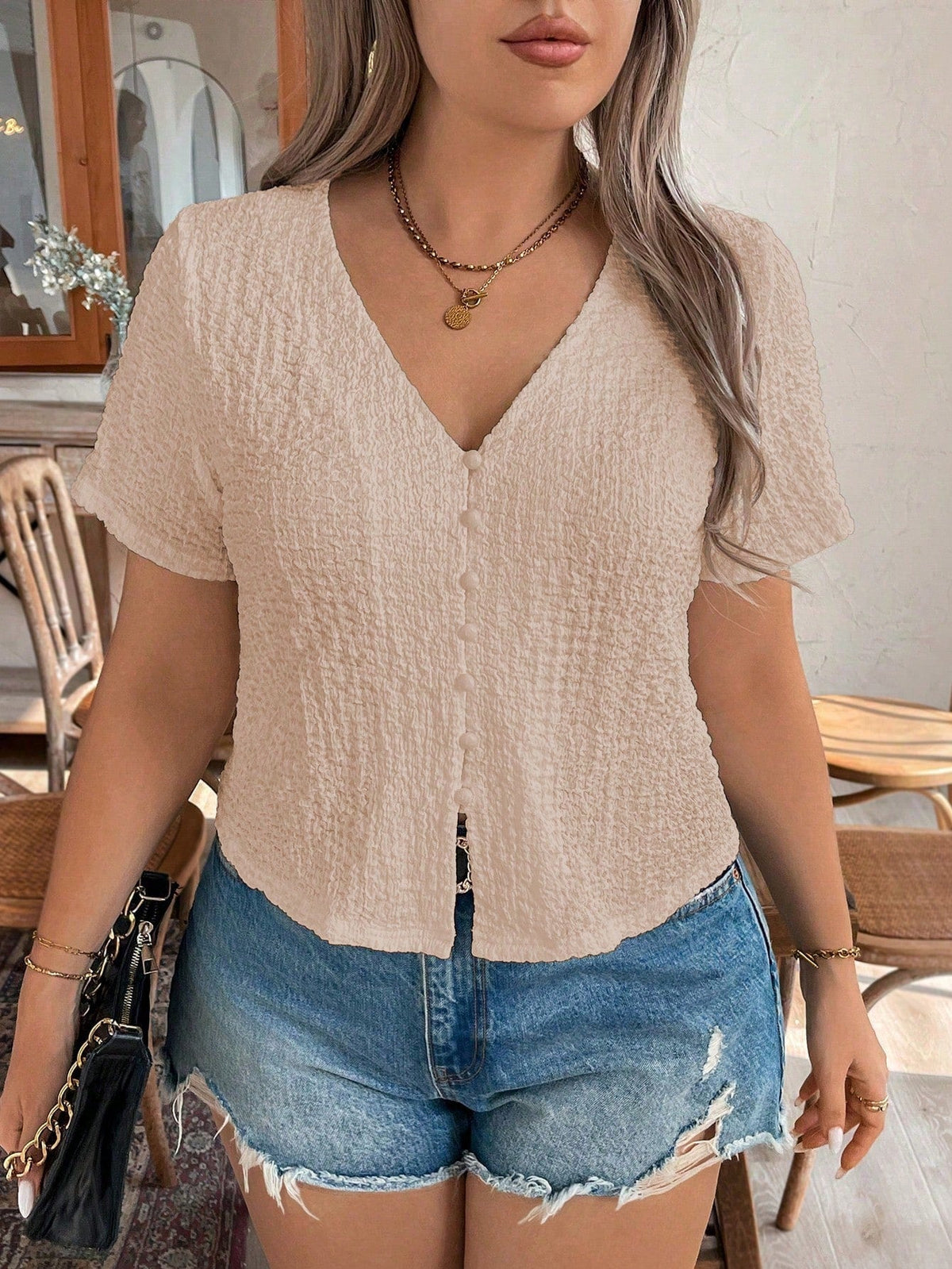 Blusa feminina casual enrugada gola V Trina. Plus Size