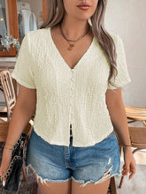 Blusa feminina casual enrugada gola V Trina. Plus Size