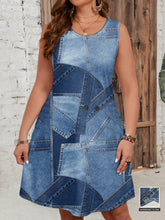 Vestido com estampa de retalhos jeans Andressa. Plus Size