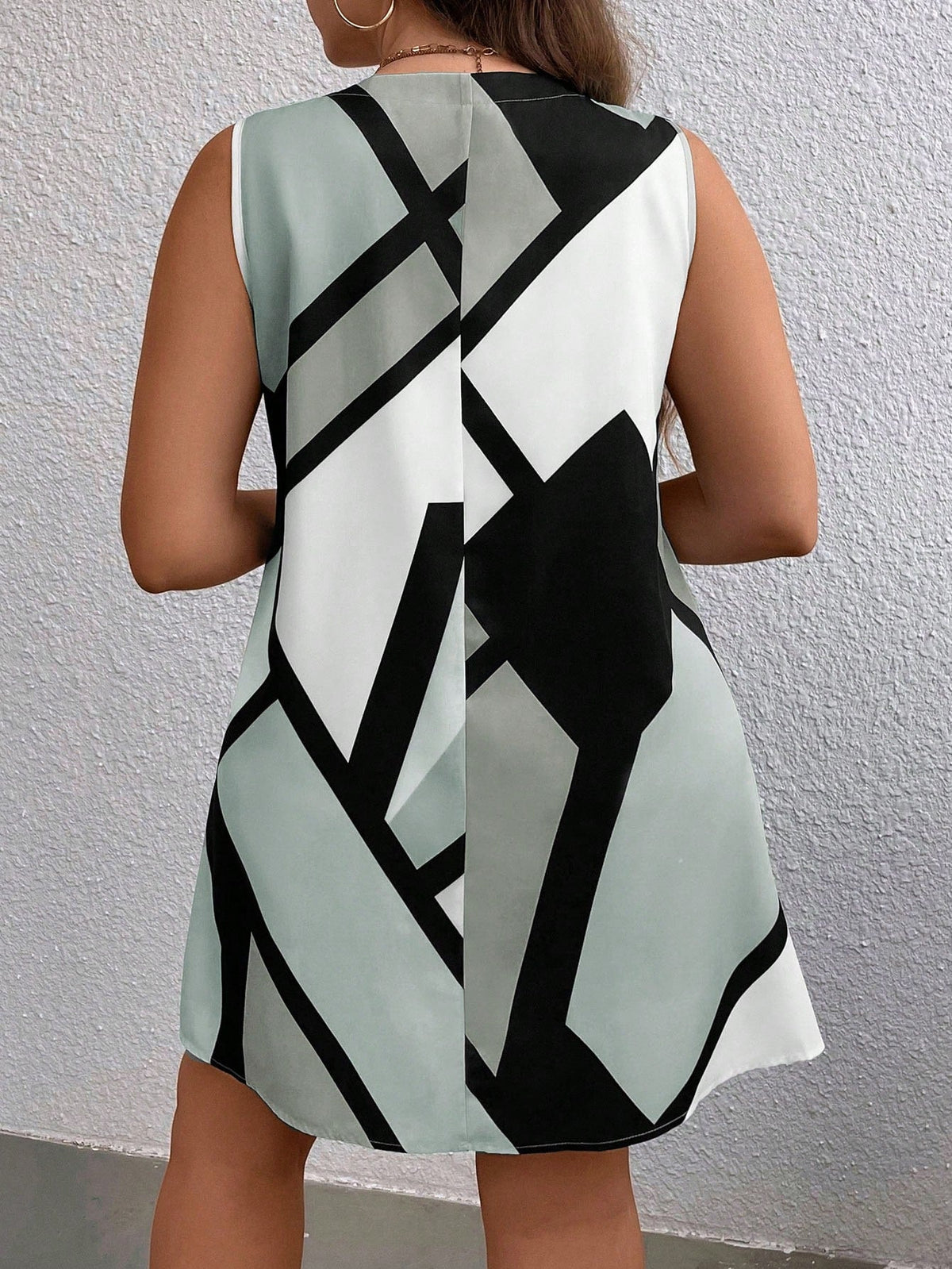 Vestido Feminino com estampa geométricas Alana. Plus Size